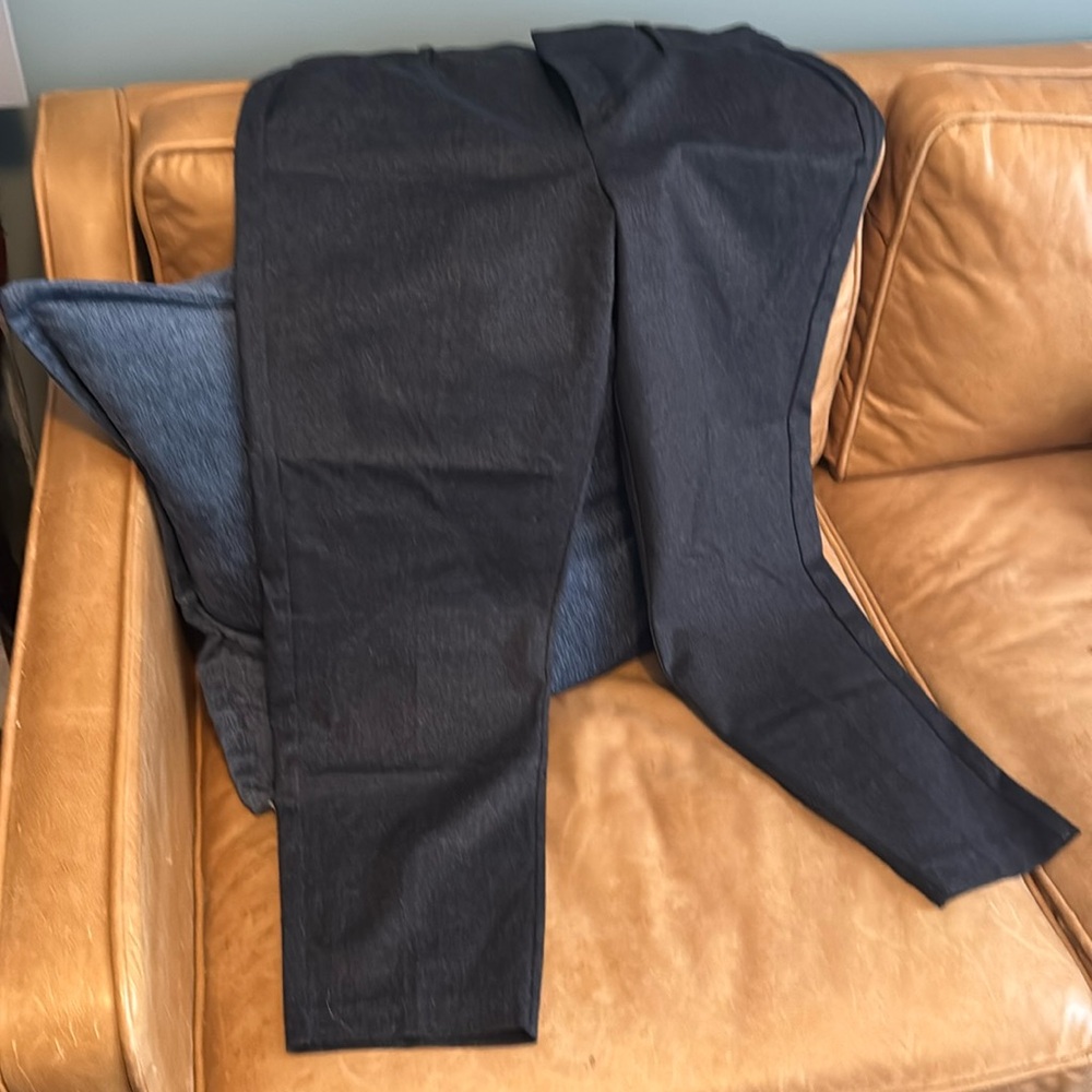 Liverpool like new, dark grey ponte pant